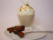 Cappuccino de marrons, ciboulette et éclats de noisettes, mouillettes de pain d'épices "fumé"
