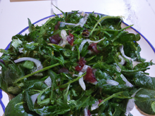 Salade de pousses d'épinard et roquette, Chérie en vapeur aux oignons caramélisés et rouget Barbet