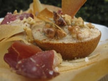 Poire farcie au roquefort et noix sur feuille de brick