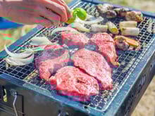 Barbecue à petit prix : les meilleurs morceaux de viande à choisir selon un Meilleur Ouvrier de France !