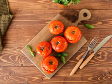 “Toute la famille a adoré ” : vous devez essayer cette recette de tomates farcies végétariennes selon les lecteurs de 750g !