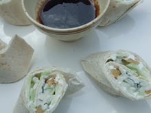 Wraps Roquefort Papillon, noix et pomme verte et sa vinaigrette au vin de noix