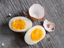 “S’il est comme ça, direction la poubelle” : ce chef explique comment bien cuire les œufs durs