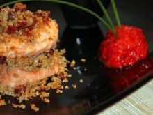 Millefeuilles de saumon et crumble de chorizo, quenelle de poivron grillé et nuage de coco à la citronnelle