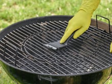 Comment nettoyer la grille du barbecue sans galérer : les méthodes simples à connaître !