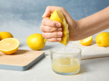 4 astuces super efficaces pour retirer le maximum de jus d’un citron