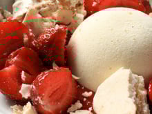Parfait à la vanille fraises danoises et meringues croustillantes au muesli