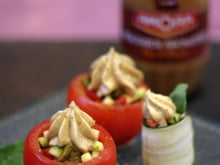 Tomates farcies aux petits légumes crus et à la mousse d'artichauts et de moutarde épicée