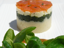 Timbale de saumon fumé, fêta, épinards et pommes de terres