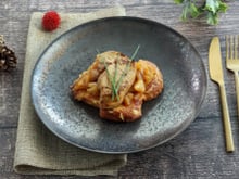 Foie gras poêlé aux pommes sur brioche perdue