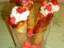 Cornets gourmands acidulés au chocolat blanc et aux deux fraises