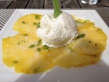 Carpaccio d'ananas sucre mentholé et glace noix de coco