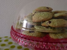 Cookies à la pistache, pépites de chocolat au lait et fraises confites