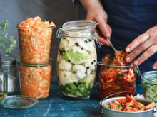 En plus d'être bon, le kimchi aurait un super pouvoir selon une étude : filtrer les microplastiques hors de notre organisme !