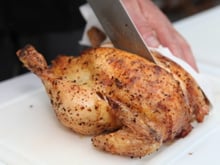 Ne massacrez plus votre volaille : la méthode facile du MOF Éric Frechon pour la découpe