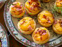 Ces mini-tartelettes à la mimolette et au jambon vont disparaître avant d’arriver sur la table !