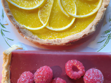 Tarte au citron, miroir de framboise, sur fond macaroné