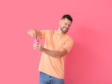 Cette technique infaillible pour ouvrir une canette qui a été trop secouée