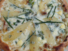 Pizza aux poireaux et emmental