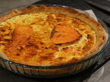 Tarte saumon fumé, ail et fines herbes
