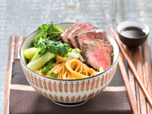 Wok de nouilles au poulet et aux pousses de haricots mungo