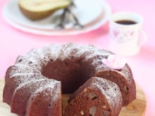Gâteau léger de semoule complète au chocolat et poires williams