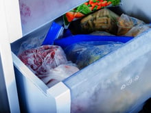 Congélation : ces 5 aliments du quotidien qu'il ne faut JAMAIS mettre au congélateur