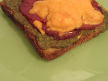 Tartines au pesto, lomo et mimolette vieillie