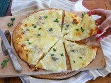 Que cuisiner ce mardi 30 septembre 2025 ? Craquez pour cette pizza aux 4 fromages facile et rapide