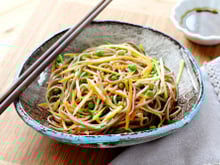 Salade de nouilles Soba, carottes et courgettes