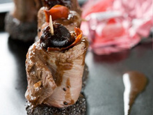 Brochette de canard au Mon chéri. Scone tout noir.