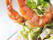 Gambas sautées et wok de chou chinois, vinaigrette de chocolat