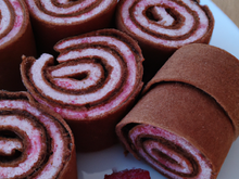 Biscuit roulé à la framboise et au cacao