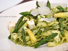Tagliatelle aux asperges et à la feta, pesto de roquette et noix