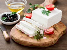 Mozzarella, feta, il est très intéressant de mettre du fromage dans vos salades : voici pourquoi