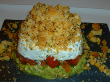 Crumble de tomate basilic au miel et sa crème de fromage frais. Le tout servi sur une mousse d'avocat.