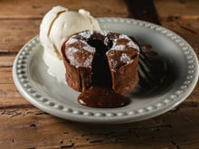 "Les enfants n'y résistent pas" la recette secrète du coulant au chocolat de Julie Andrieu