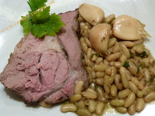 Gigot raccourci confit, aux gousses d'ail et chevriers verts