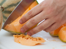 Couteau ou petite cuillère : quelle est la meilleure méthode pour manger du melon sans perdre trop de chair ?
