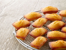 “Je l’ai pimpé avec des agrumes” : Cyril Lignac partage sa recette de financier à la noisette, avec un petit plus qui change tout