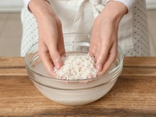 Oui Hugo Clément, on le confirme, voici pourquoi il faut VRAIMENT laver son riz avant de le cuire