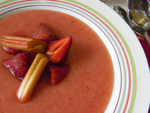 Soupe de rhubarbe vanillée aux fraises et spéculoos