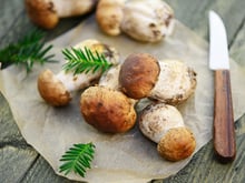 L'erreur que tout le monde fait en nettoyant les champignons détruit totalement leur saveur