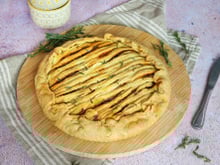 Tourte aux oignons, olives noires et tomates cerises