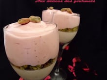 Panna cotta au chocolat blanc, chiboust à la fraise et à la pistache