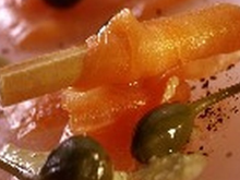 Carpaccio de truite à la crème de câpres
