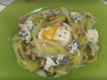 Salade tiède de poireaux, roquefort et œuf poché