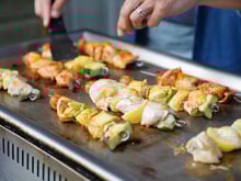 Marre des planchas toujours sales ? Voici la recette des cubes magiques économiques à faire à la maison pour un entretien sans effort