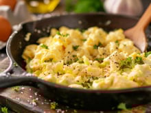 “Le résultat est juste incroyablement différent” : voici la meilleure technique pour faire des œufs brouillés bien baveux comme au restaurant !