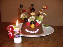 Brochettes de fruits frais et de bonbons version anniversaire d'enfants